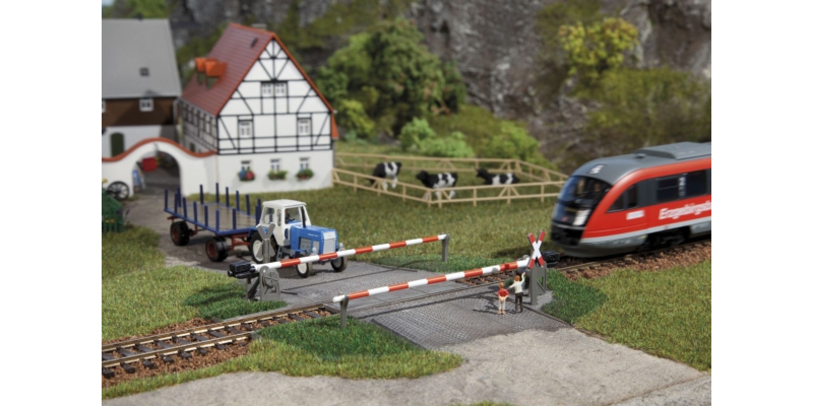 AU41582 Level crossing with barrier